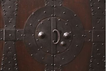 和製アンティーク　当店リメイク　前面ヒノキ材　大きな十字金具がアクセントになった、観音開きの時代箪笥サイドボード(引き出し)(R-047981)