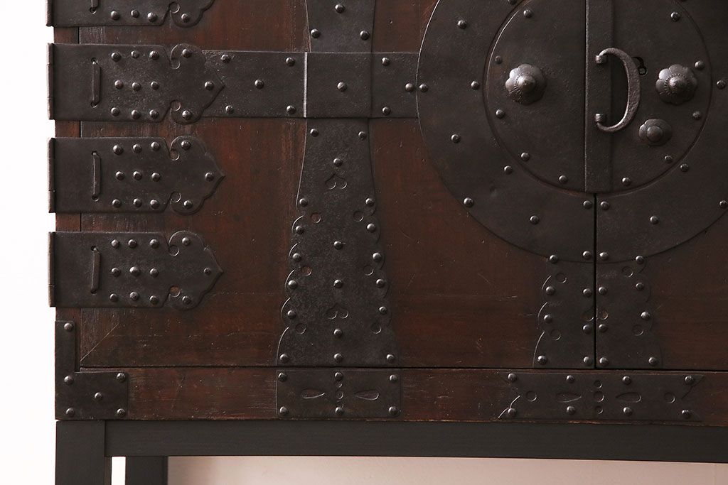 和製アンティーク　当店リメイク　前面ヒノキ材　大きな十字金具がアクセントになった、観音開きの時代箪笥サイドボード(引き出し)(R-047981)