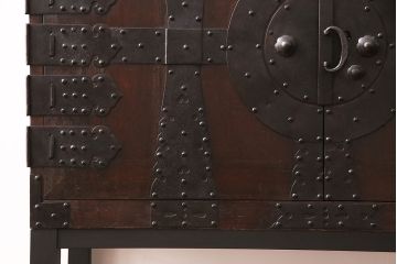 和製アンティーク　当店リメイク　前面ヒノキ材　大きな十字金具がアクセントになった、観音開きの時代箪笥サイドボード(引き出し)(R-047981)