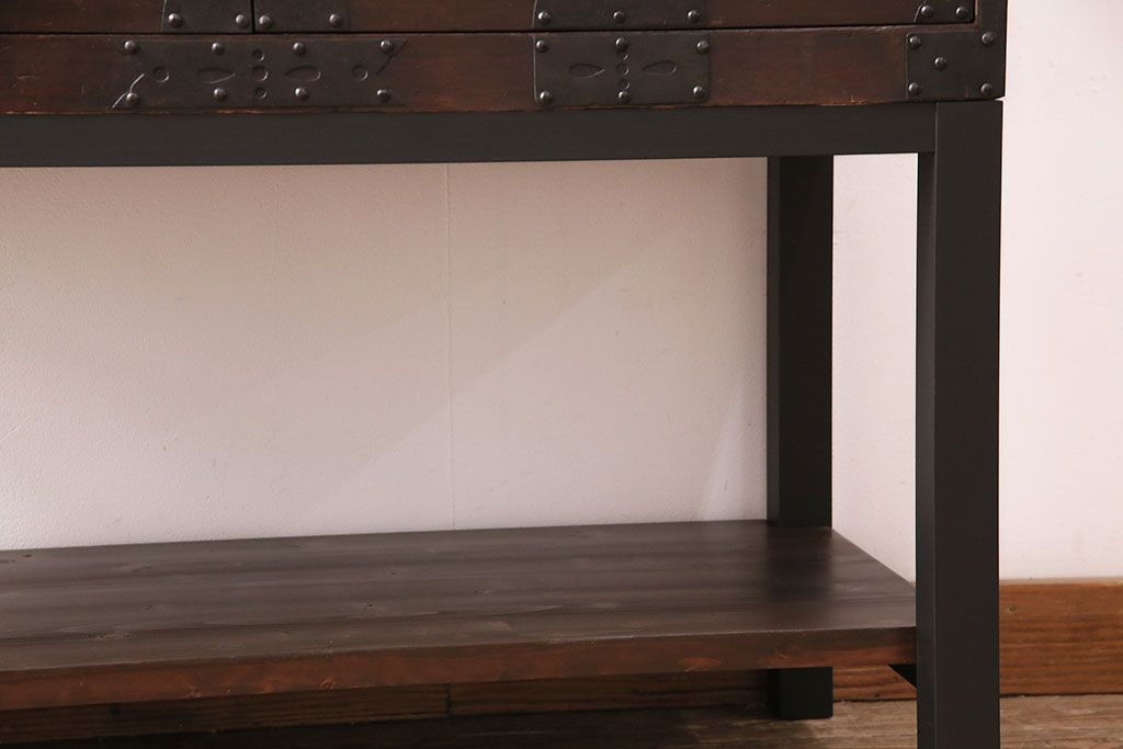 和製アンティーク　当店リメイク　前面ヒノキ材　大きな十字金具がアクセントになった、観音開きの時代箪笥サイドボード(引き出し)(R-047981)