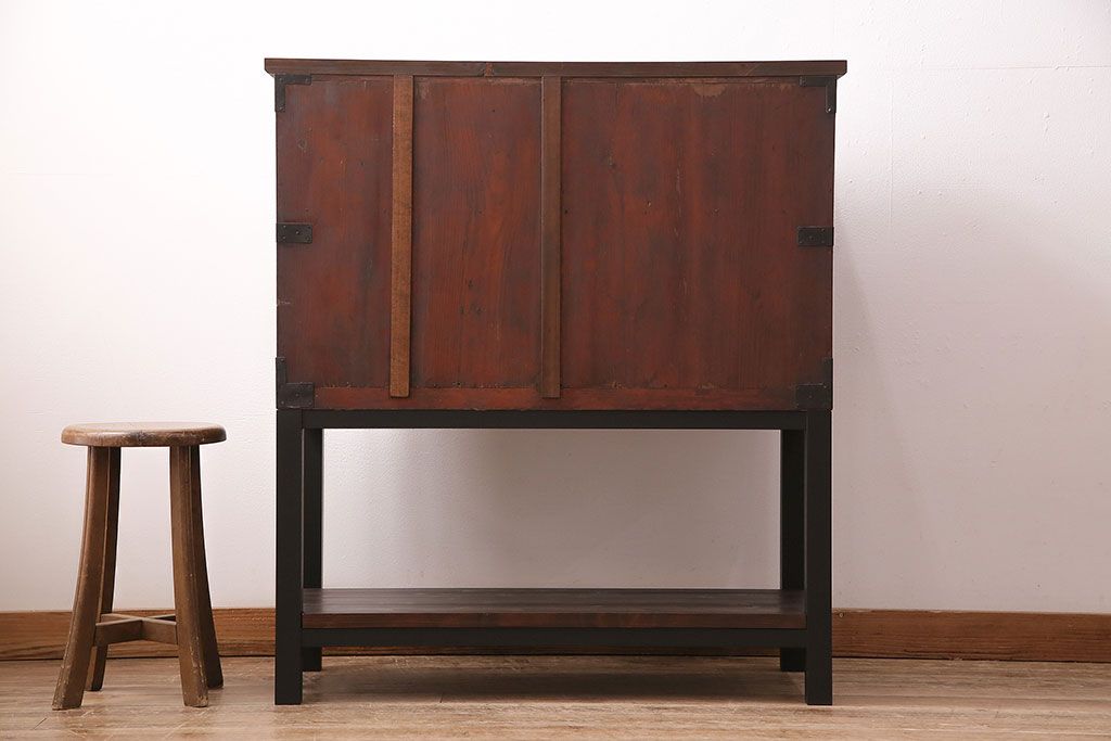 和製アンティーク　当店リメイク　前面ヒノキ材　大きな十字金具がアクセントになった、観音開きの時代箪笥サイドボード(引き出し)(R-047981)