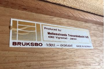 北欧ビンテージ　ノルウェー製　BRUKSBO(ブルクスボ)　ローズウッド材の美しい木肌が高級感を高める照明付きのキャビネット(食器棚、収納棚)(R-047982)