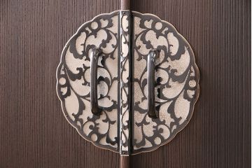 中古　伝統工芸品　品の良さを感じさせる意匠盆付きの加茂総桐箪笥(定価約78万円)(総桐たんす、和タンス、衣装箪笥、着物箪笥)(R-047984)