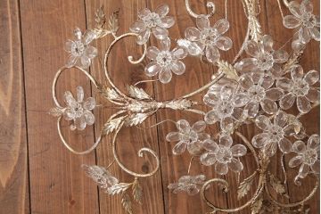 フランスヴィンテージ　鉄製　フラワーモチーフのガラスが可憐な印象を与える4灯シャンデリア(天井照明、吊り下げ照明、ビンテージ)(R-047985)