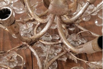 フランスヴィンテージ　鉄製　フラワーモチーフのガラスが可憐な印象を与える4灯シャンデリア(天井照明、吊り下げ照明、ビンテージ)(R-047985)