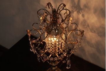 中古　海外製　幻想的なムード作りにぴったり!煌びやかな光を放つガラスドロップのテーブルランプ(スタンドライト、卓上照明)(R-047986)