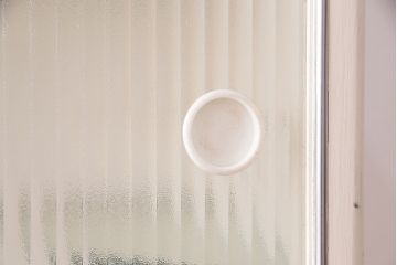 イギリスヴィンテージ　レトロな雰囲気たっぷりのキッチンキャビネット(食器棚、収納棚、戸棚、ビンテージ)(R-047987)