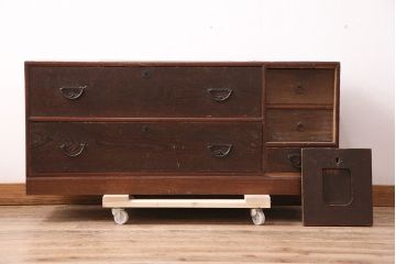 和製アンティーク　倹飩式扉が趣溢れる前面栓材製の箪笥ローボード(衣装箪笥、時代箪笥、チェスト、引き出し)(R-047990)