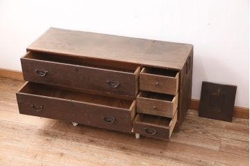 和製アンティーク　倹飩式扉が趣溢れる前面栓材製の箪笥ローボード(衣装箪笥、時代箪笥、チェスト、引き出し)(R-047990)