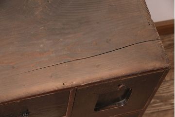 和製アンティーク　倹飩式扉が趣溢れる前面栓材製の箪笥ローボード(衣装箪笥、時代箪笥、チェスト、引き出し)(R-047990)