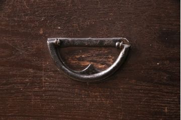 和製アンティーク　倹飩式扉が趣溢れる前面栓材製の箪笥ローボード(衣装箪笥、時代箪笥、チェスト、引き出し)(R-047990)