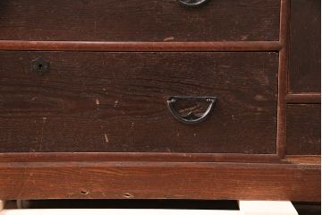 和製アンティーク　倹飩式扉が趣溢れる前面栓材製の箪笥ローボード(衣装箪笥、時代箪笥、チェスト、引き出し)(R-047990)