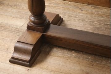 イギリスアンティーク　オーク材　クラシカルなデザインと重厚感のある佇まいが魅力的なダイニングテーブル(リフェクトリーテーブル、6人掛け)(R-047991)