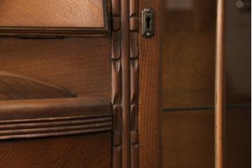 イギリスアンティーク　オーク材　クラシカルな雰囲気を盛り上げる、優美なデザインのサイドバイサイドキャビネット(ライティングビューロー、ブックケース)(R-047996)