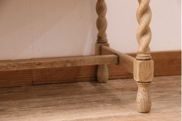 イギリスアンティーク　オーク材　ストリップド(剥離)家具　ツイストレッグがお洒落なドレッシングチェスト(引き出し、サイドボード)(R-048008)