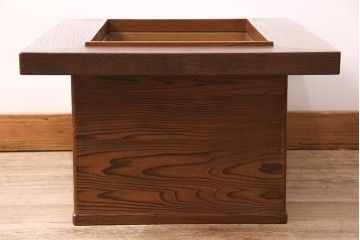 和製アンティーク　指物工芸家具　天板桑材・本体杉材　浮造り仕上げが上質な和の雰囲気を高める木製角火鉢(囲炉裏)(R-048015)
