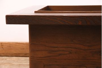 和製アンティーク　指物工芸家具　天板桑材・本体杉材　浮造り仕上げが上質な和の雰囲気を高める木製角火鉢(囲炉裏)(R-048015)