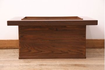 和製アンティーク　指物工芸家具　天板桑材・本体杉材　浮造り仕上げが上質な和の雰囲気を高める木製角火鉢(囲炉裏)(R-048015)