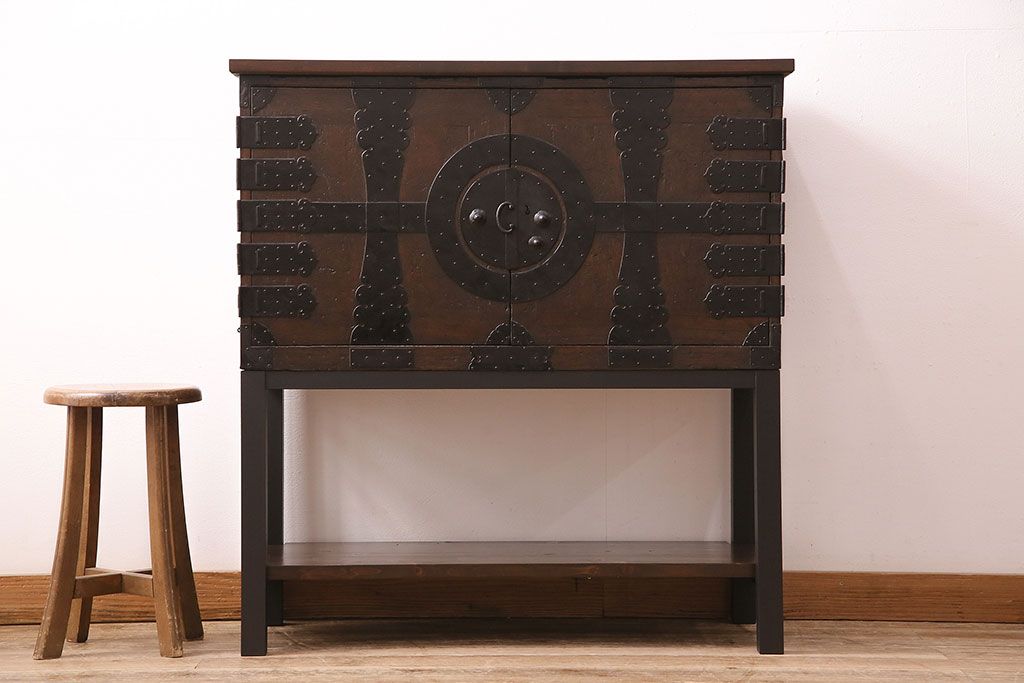 和製アンティーク　リメイク品　渋いかっこ良さを演出する観音開きの時代箪笥サイドボード(引き出し)(R-048016)