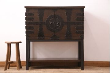 和製アンティーク　リメイク品　渋いかっこ良さを演出する観音開きの時代箪笥サイドボード(引き出し)(R-048016)