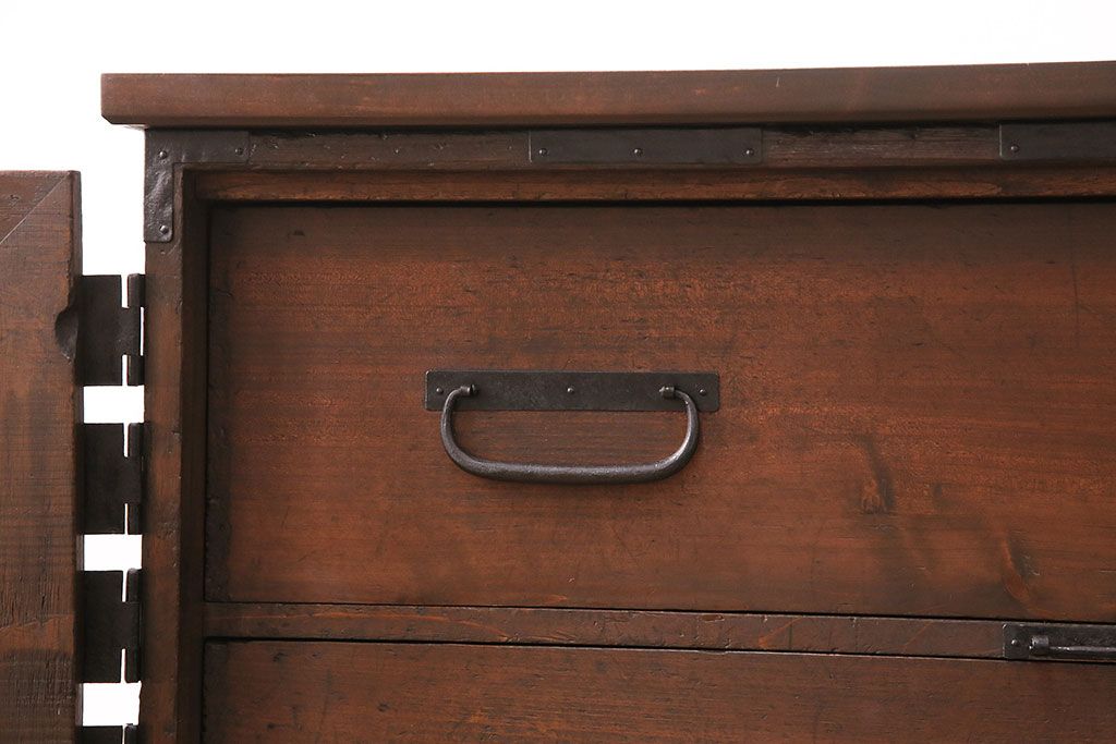 和製アンティーク　リメイク品　渋いかっこ良さを演出する観音開きの時代箪笥サイドボード(引き出し)(R-048016)