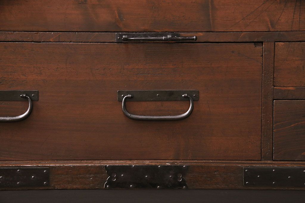 和製アンティーク　リメイク品　渋いかっこ良さを演出する観音開きの時代箪笥サイドボード(引き出し)(R-048016)