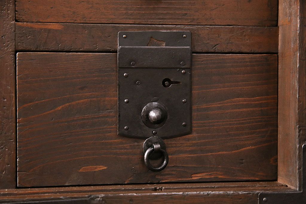 和製アンティーク　リメイク品　渋いかっこ良さを演出する観音開きの時代箪笥サイドボード(引き出し)(R-048016)