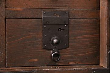 和製アンティーク　リメイク品　渋いかっこ良さを演出する観音開きの時代箪笥サイドボード(引き出し)(R-048016)