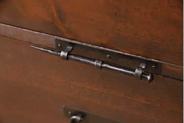 和製アンティーク　リメイク品　渋いかっこ良さを演出する観音開きの時代箪笥サイドボード(引き出し)(R-048016)