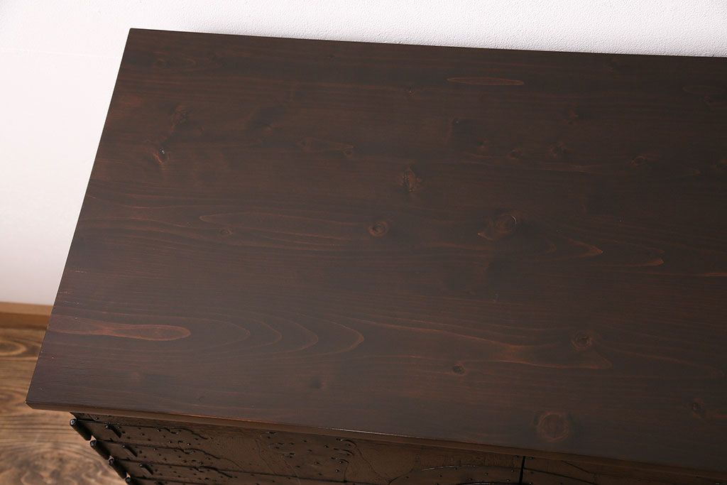 和製アンティーク　リメイク品　渋いかっこ良さを演出する観音開きの時代箪笥サイドボード(引き出し)(R-048016)