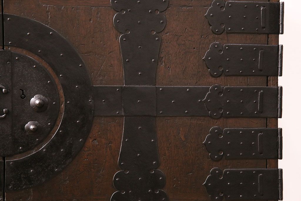 和製アンティーク　リメイク品　渋いかっこ良さを演出する観音開きの時代箪笥サイドボード(引き出し)(R-048016)