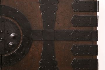 和製アンティーク　リメイク品　渋いかっこ良さを演出する観音開きの時代箪笥サイドボード(引き出し)(R-048016)