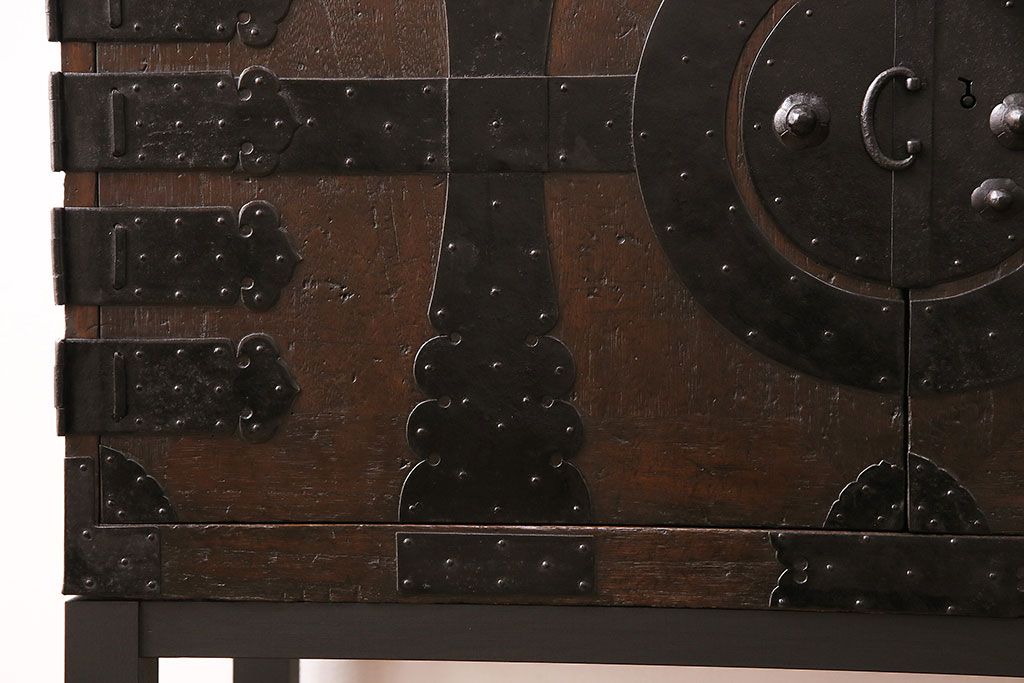 和製アンティーク　リメイク品　渋いかっこ良さを演出する観音開きの時代箪笥サイドボード(引き出し)(R-048016)