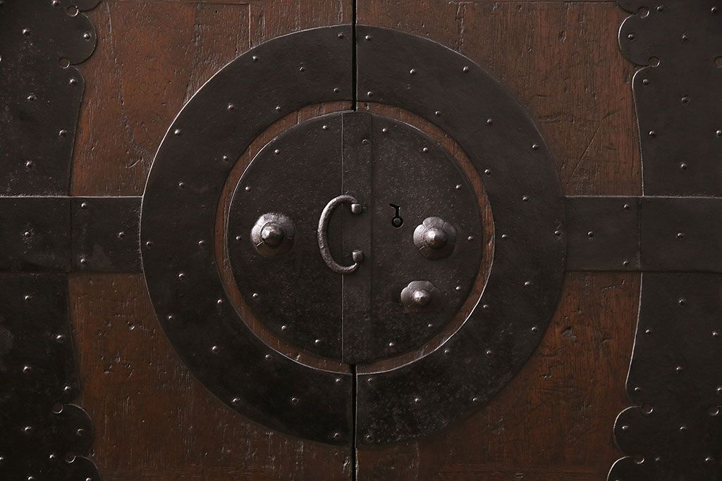 和製アンティーク　リメイク品　渋いかっこ良さを演出する観音開きの時代箪笥サイドボード(引き出し)(R-048016)