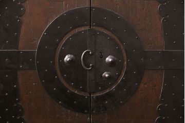 和製アンティーク　リメイク品　渋いかっこ良さを演出する観音開きの時代箪笥サイドボード(引き出し)(R-048016)