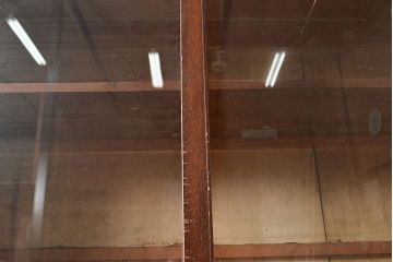 和製アンティーク　大正ロマン香る佇まいが魅力的な栓材製収納棚(キャビネット、食器棚、ガラス戸棚、サイドボード)(R-048022)