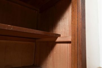 和製アンティーク　大正ロマン香る佇まいが魅力的な栓材製収納棚(キャビネット、食器棚、ガラス戸棚、リビングボード)(R-048023)