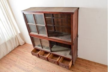 和製アンティーク　前面ヒノキ材　味のある木の風合いが魅力のレトロな重ね戸棚(キャビネット、ガラスケース、収納棚)(R-048024)