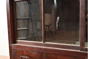 和製アンティーク　前面ヒノキ材　味のある木の風合いが魅力のレトロなガラス戸棚(キャビネット、ガラスケース、収納棚、サイドボード)(R-048026)
