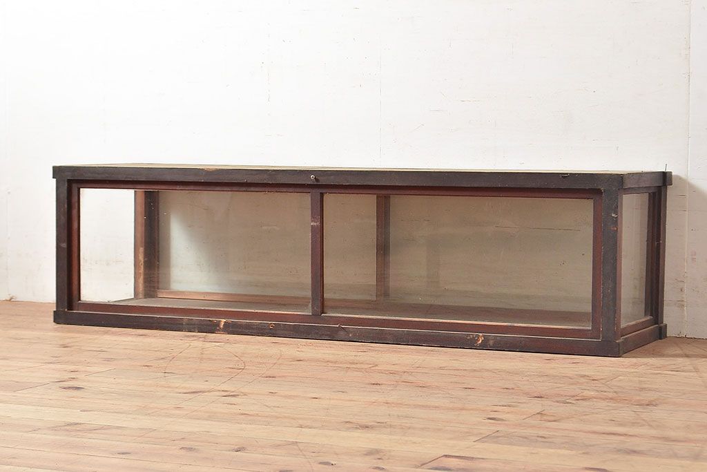 和製アンティーク　ヒノキ材の味わいが楽しめるシンプルなデザインの横長ガラスケース(卓上ショーケース、陳列棚、コレクションケース)(R-048030)