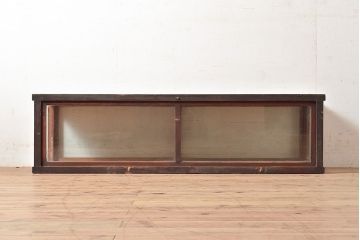 和製アンティーク　ヒノキ材の味わいが楽しめるシンプルなデザインの横長ガラスケース(卓上ショーケース、陳列棚、コレクションケース)(R-048030)