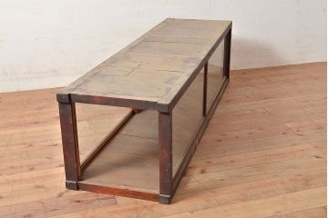 和製アンティーク　ヒノキ材の味わいが楽しめるシンプルなデザインの横長ガラスケース(卓上ショーケース、陳列棚、コレクションケース)(R-048030)