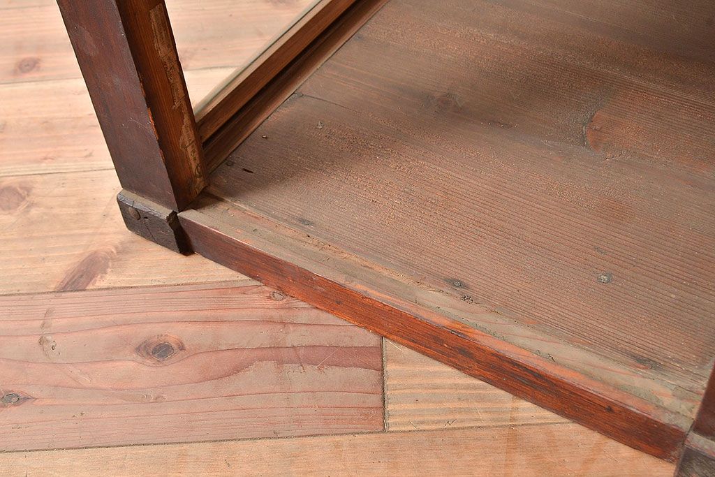 和製アンティーク　ヒノキ材の味わいが楽しめるシンプルなデザインの横長ガラスケース(卓上ショーケース、陳列棚、コレクションケース)(R-048030)