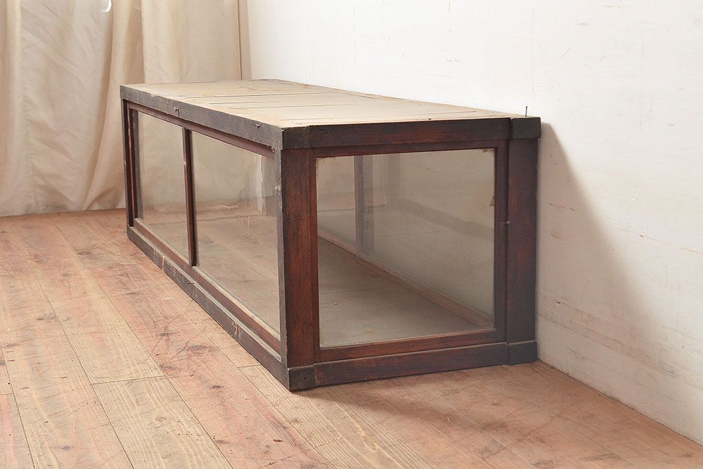 和製アンティーク　ヒノキ材の味わいが楽しめるシンプルなデザインの横長ガラスケース(卓上ショーケース、陳列棚、コレクションケース)(R-048030)