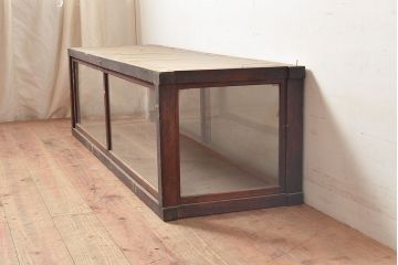 和製アンティーク　ヒノキ材の味わいが楽しめるシンプルなデザインの横長ガラスケース(卓上ショーケース、陳列棚、コレクションケース)(R-048030)