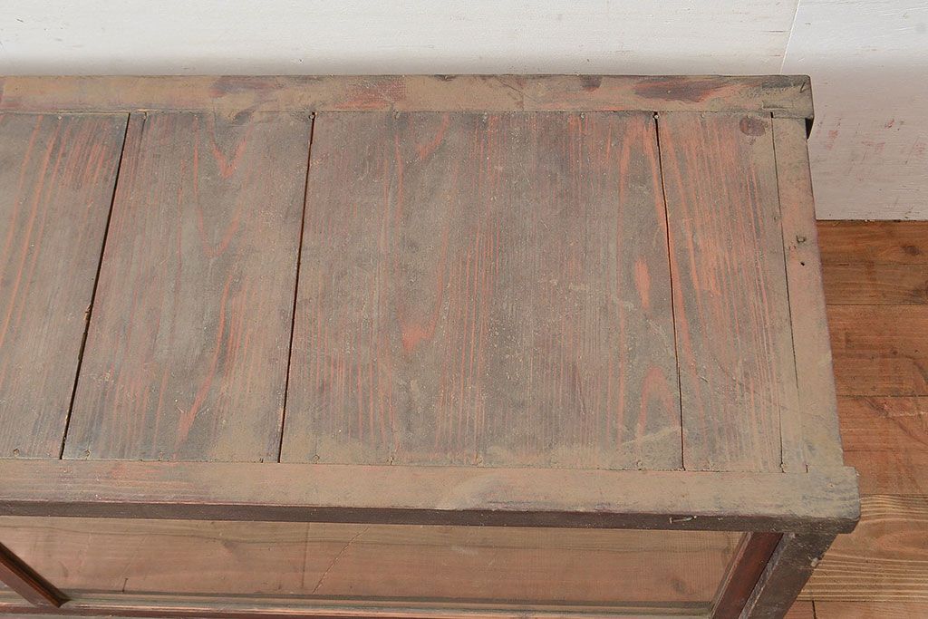 和製アンティーク　ヒノキ材の味わいが楽しめるシンプルなデザインの横長ガラスケース(卓上ショーケース、陳列棚、コレクションケース)(R-048030)