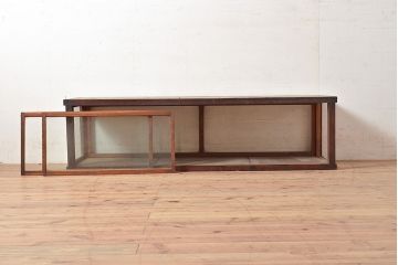 和製アンティーク　ヒノキ材の味わいが楽しめるシンプルなデザインの横長ガラスケース(卓上ショーケース、陳列棚、コレクションケース)(R-048030)