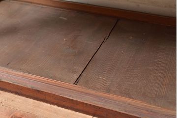 和製アンティーク　ヒノキ材の味わいが楽しめるシンプルなデザインの横長ガラスケース(卓上ショーケース、陳列棚、コレクションケース)(R-048030)