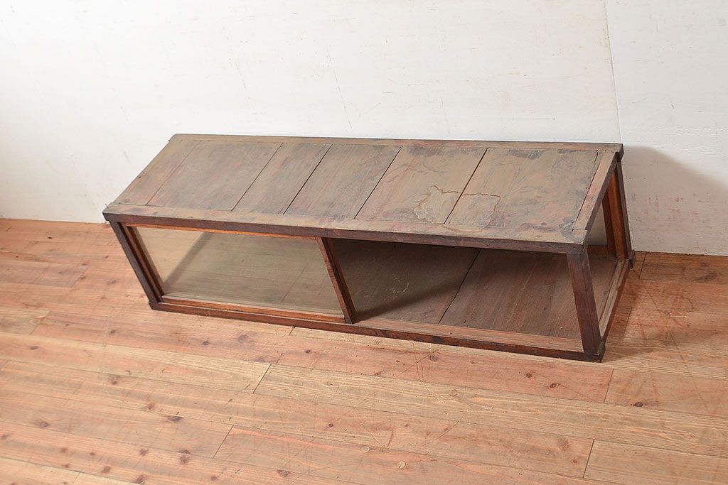 和製アンティーク　ヒノキ材の味わいが楽しめるシンプルなデザインの横長ガラスケース(卓上ショーケース、陳列棚、コレクションケース)(R-048030)