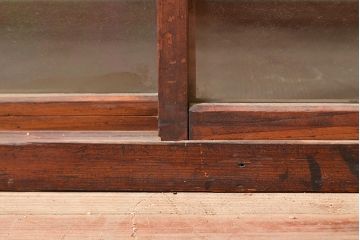 和製アンティーク　ヒノキ材の味わいが楽しめるシンプルなデザインの横長ガラスケース(卓上ショーケース、陳列棚、コレクションケース)(R-048030)